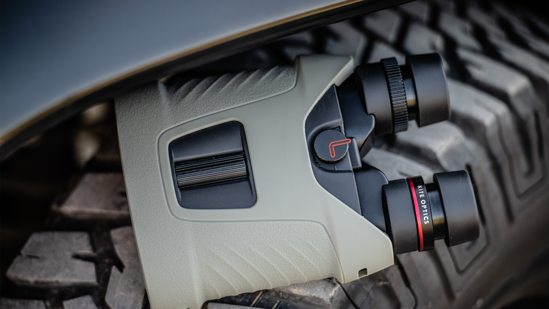 Kite_optics_APC42_binocular_resistance_1920x1278.png