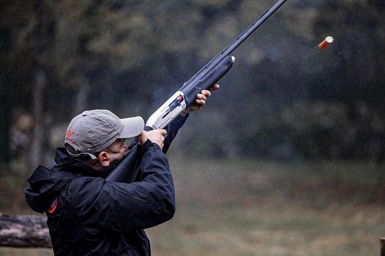 Mężczyzna strzela ze strzelby