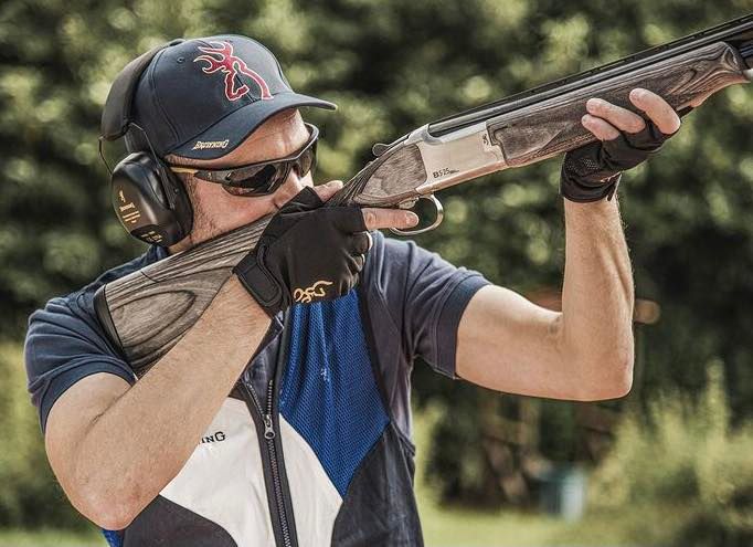Mężczyzna strzelający ze strzelby