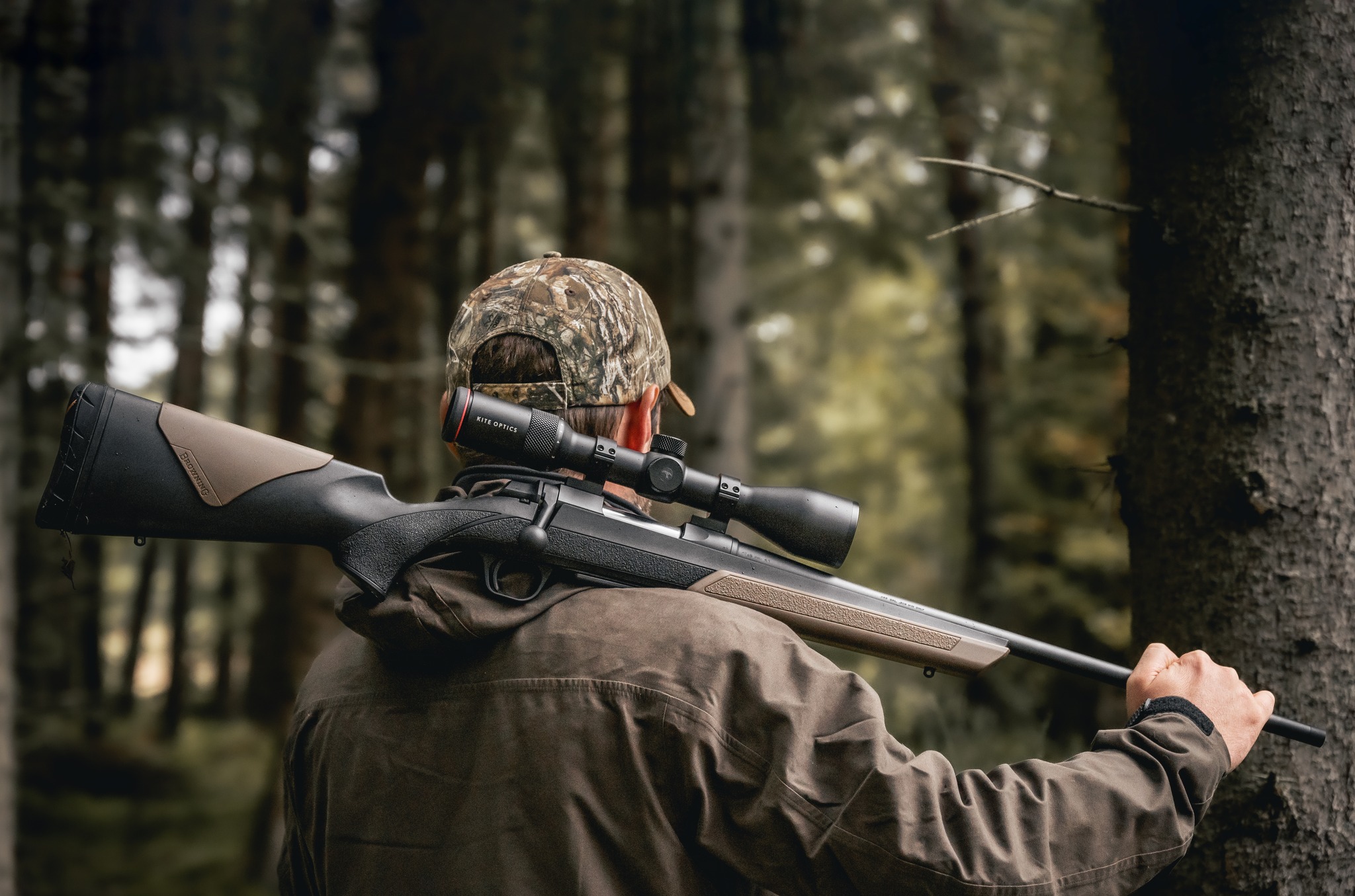 Mężczyzna w czapce z daszkiem na polowaniu