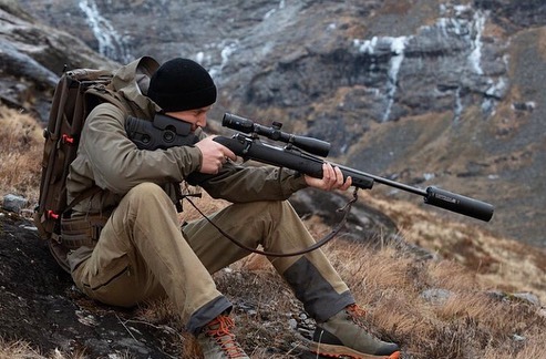 Polujący mężczyzna w butach myśliwskicg