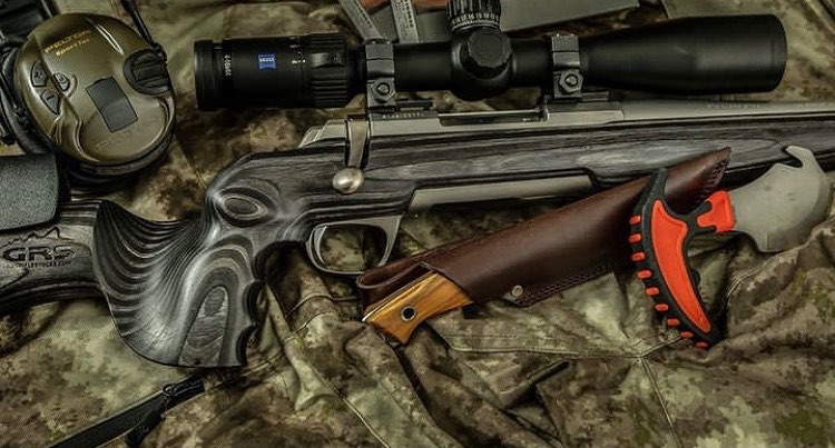 Jakie akcesoria myśliwskie warto zabrać na polowanie w terenach górskich?